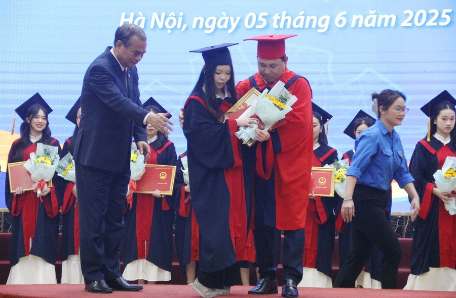 PGS.TS Lê Mạnh Hùng, Hiệu trưởng và TS Nguyễn Đức Tĩnh, Phó Hiệu trưởng Trường ĐH Công đoàn hỗ trợ sinh viên khuyết tật nhận Bằng tốt nghiệp. img-0612.jpg