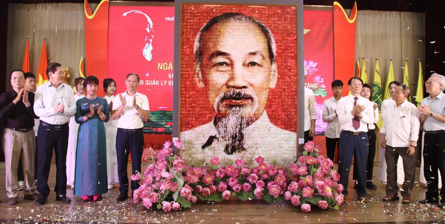 Nghi thức khai quang bức tranh kính chân dung Bác Hồ ghép từ hoa sen.