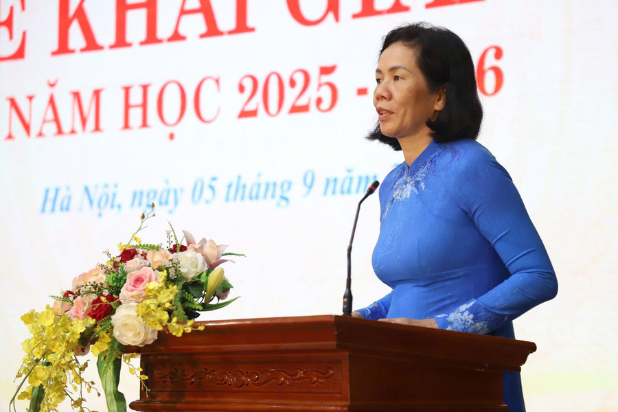 bà Nguyễn Thị Minh Hương – Phó Chủ tịch Hội Liên hiệp Phụ nữ Việt Nam phát biểu tại lễ khai giảng. khaigiang.jpg