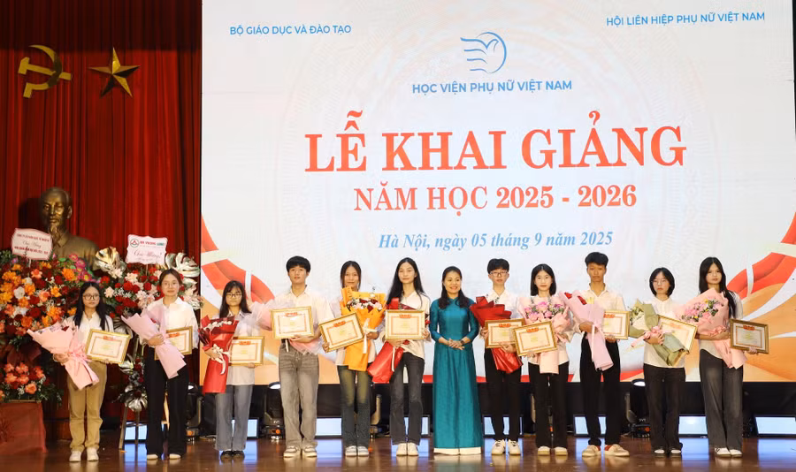 Đại diện Lãnh đạo Học viện Phụ nữ Việt Nam trao học bổng cho các tân sinh viên.