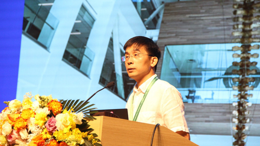 Diễn giả chia sẻ tại hội thảo. img-1588.jpg