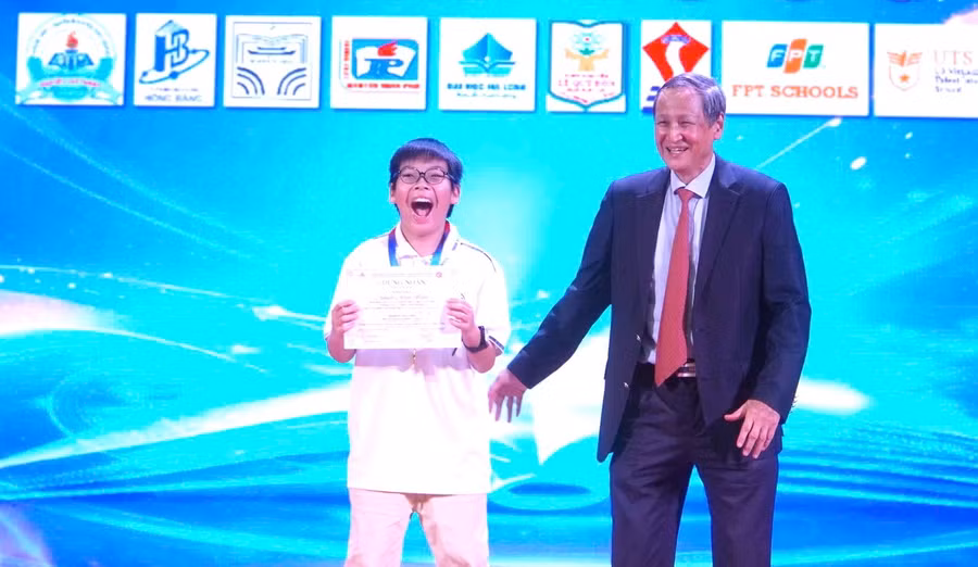 Học sinh vui mừng khi được nhận giải trên sân khấu.