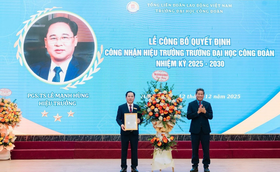 Ông Huỳnh Thanh Xuân – Phó Chủ tịch Thường trực Tổng Liên đoàn Lao động Việt Nam trao quyết định công nhận Hiệu trưởng nhiệm kỳ 2025 – 2030 đối với PGS.TS Lê Mạnh Hùng.