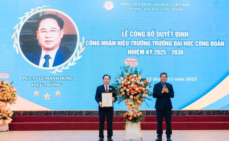 Ông Huỳnh Thanh Xuân – Phó Chủ tịch Tổng Liên đoàn Lao động Việt Nam trao quyết định công nhận Hiệu trưởng nhiệm kỳ 2025 – 2030 đối với PGS.TS Lê Mạnh Hùng.