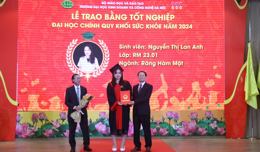 GS.TS Nguyễn Công Nghiệp, Phó Hiệu trưởng Thường trực nhà trường trao bằng tốt nghiệp cho tân bác sĩ Răng Hàm Mặt.