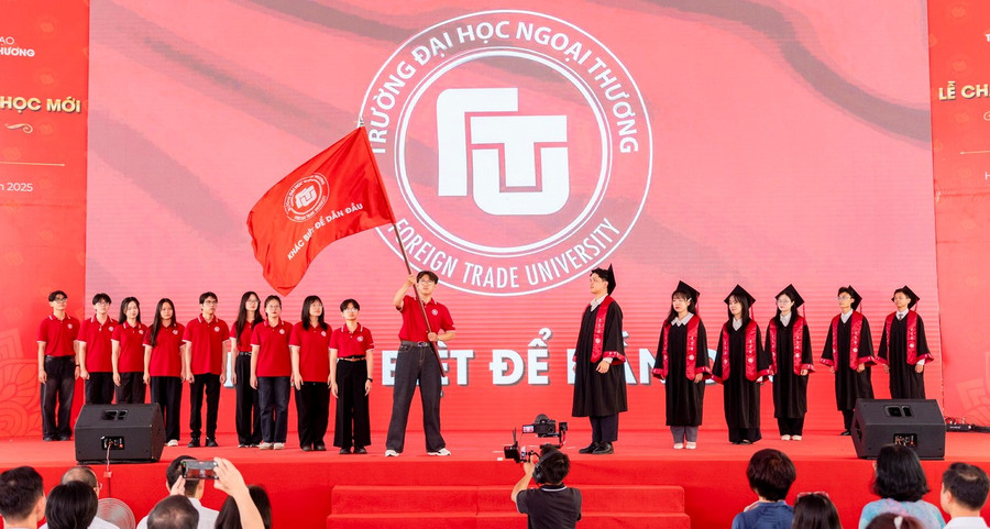 Nghi lễ trao cờ truyền thống giữa đại diện Thủ khoa tốt nghiệp, sinh viên tiêu biểu toàn khoá K60 tới Thủ khoa đầu vào Khoá 64.