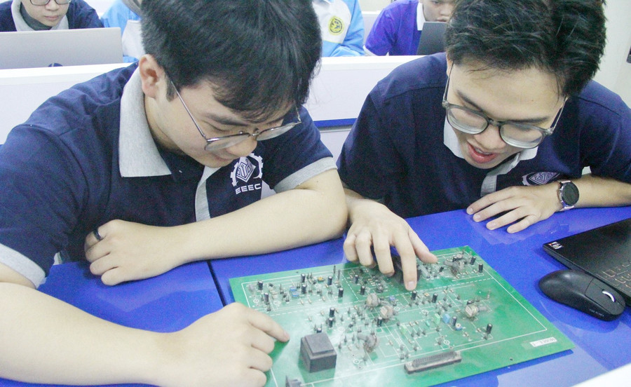 Giờ học thực hành của sinh viên Trường ĐH Giao thông vận tải.