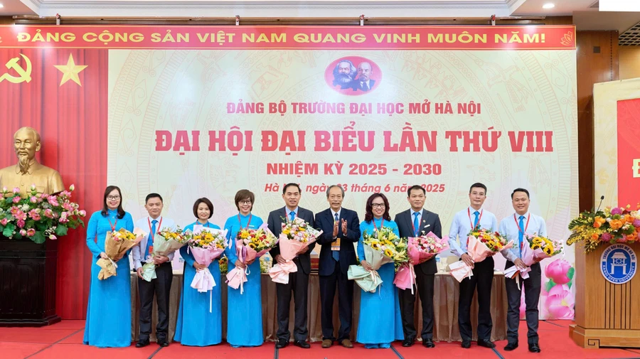 Ban chấp hành Đảng bộ Trường ĐH Mở Hà Nội nhiệm kỳ 2025-2030 ra mắt Đại hội.