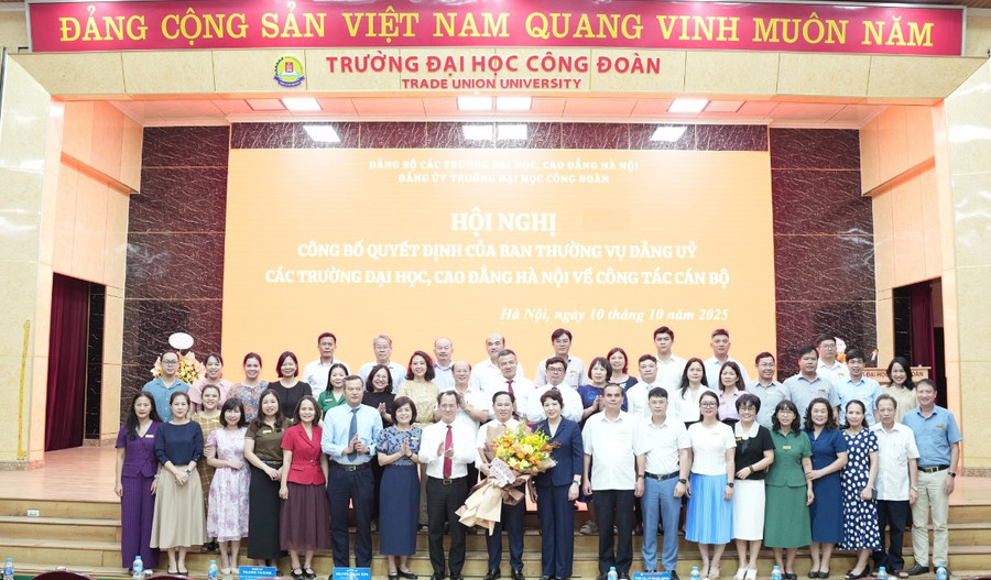 Đại biểu tham dự chụp ảnh lưu niệm với đồng chí Lê Mạnh Hùng, tân Bí thư Đảng ủy trường Đại học Công đoàn. lemanhhungpng4.png