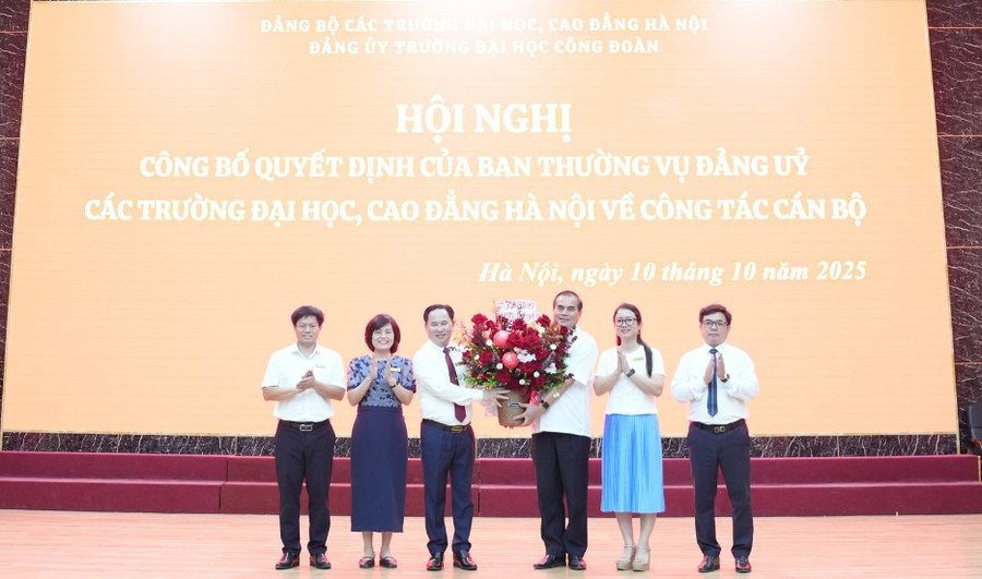 Ban thường vụ Đảng ủy, HĐT, BGH nhà trường tặng hoa chúc mừng đồng chí Lê Mạnh Hùng. lemanhhungpng6.png