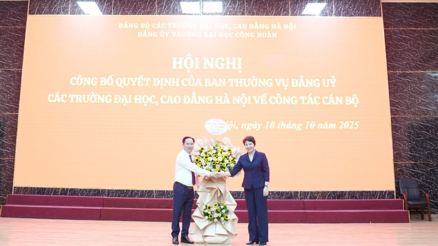 Đồng chí Trương Thị Dung- Phó Bí thư thường trực Đảng ủy xã An Khánh, TP Hà Nội, Nguyên Phó Bí thư Thường trực Đảng ủy các Trường ĐH,CĐ Hà Nội tặng hoa chúc mừng đồng chí Lê Mạnh Hùng lemanhhungpng5.png