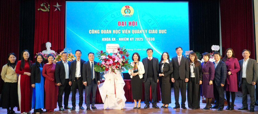 Lãnh đạo Học viện Quản lý giáo dục chúc mừng Ban chấp Công đoàn nhiệm kỳ 2025-2030.