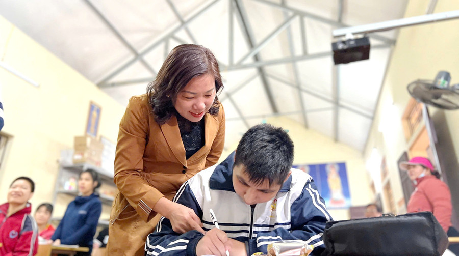 Cô Trịnh Thị Thu Hương ân cần bên học trò.