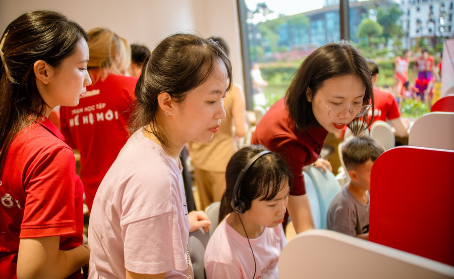 “Trạm học tập thế hệ mới” đặt trọng tâm vào việc biến tiếng Anh thành ngôn ngữ thứ hai, được sử dụng tự nhiên trong học tập và đời sống. Ảnh: RE.