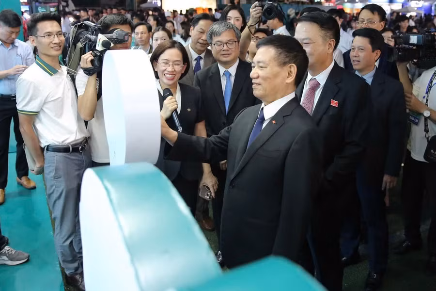 Phó Thủ tướng trải nghiệm ứng dụng tại gian hàng Ngày Thẻ Việt Nam 2025. 