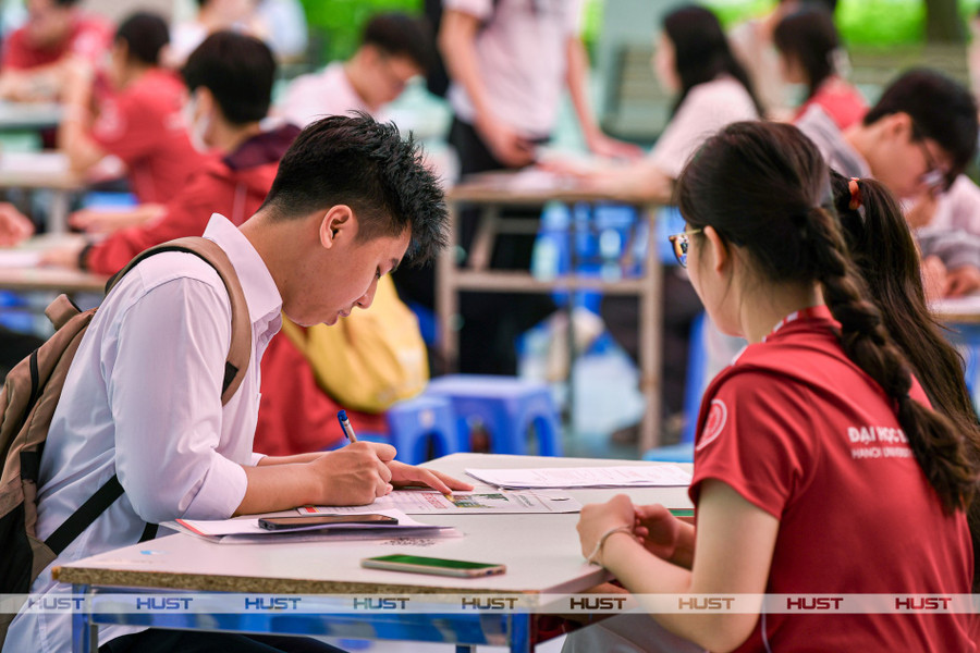 Tân sinh viên nhập học Đại học Bách khoa Hà Nội. Ảnh: HUST. tan-sv1.jpg