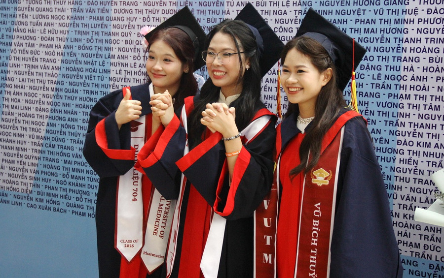 Các tân bác sỹ Y học cổ truyền, bác sỹ Y khoa và Dược sỹ trong ngày nhận bằng tốt nghiệp.