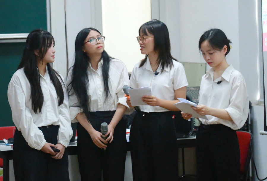 Sinh viên trình bày kết quả nghiên cứu tại hội thảo. taichinhjpg1.jpg