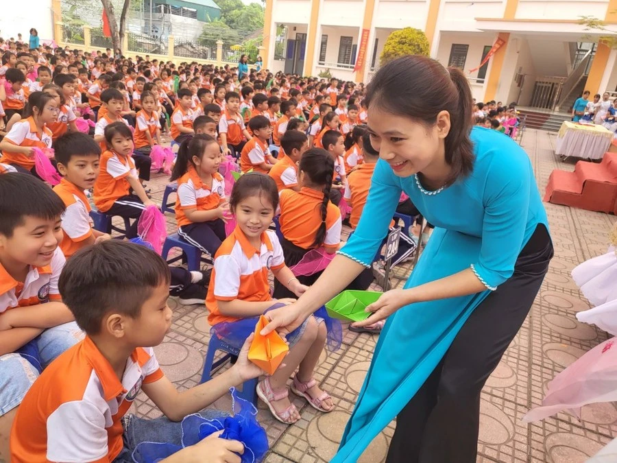 Cô và trò Trường Tiểu học Phương Trung I, huyện Thanh Oai, Hà Nội. Ảnh: Giaoducthoidai.vn.