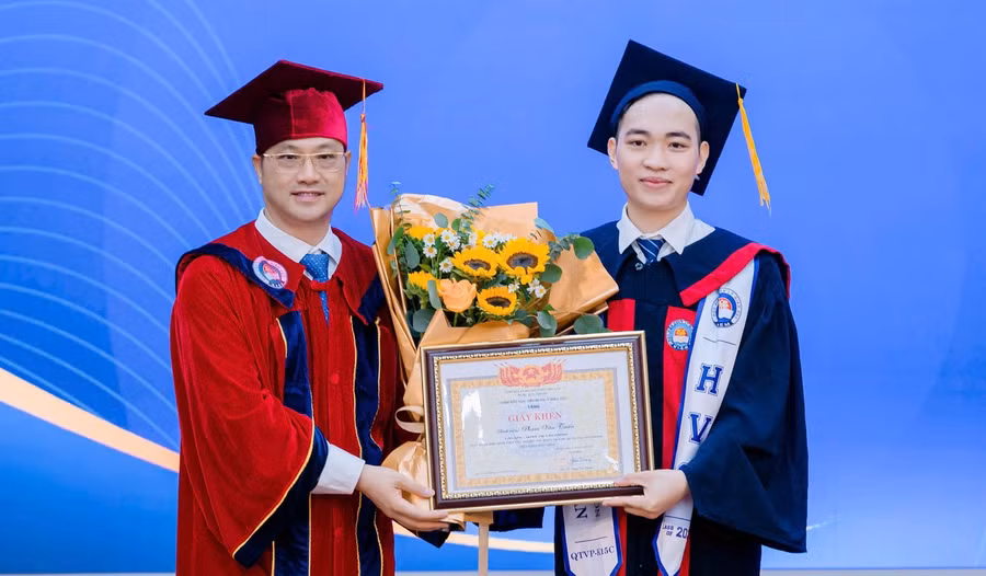  PGS.TS Phạm Văn Thuần – Giám đốc Học viện Quản lý giáo dục tặng Giấy khen cho tân cử nhân Phạm Văn Tuấn.