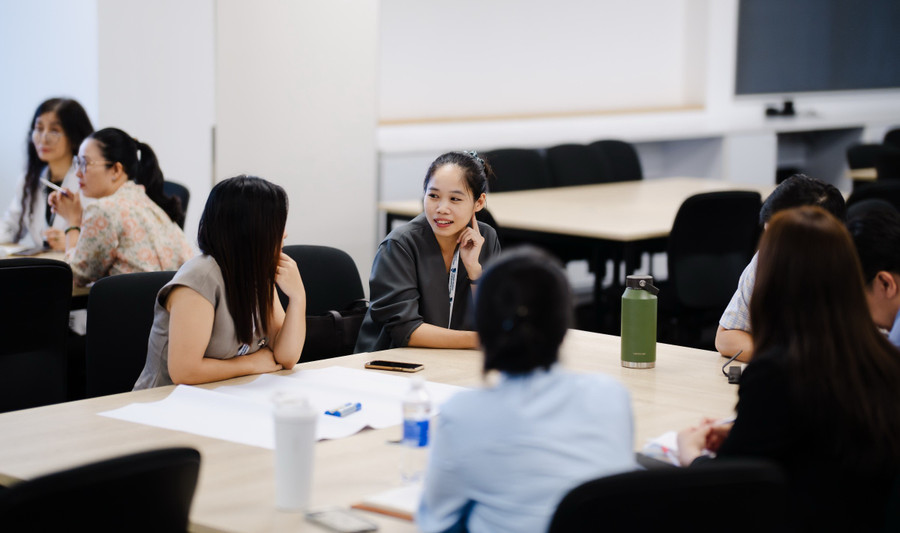 Các đại biểu giao lưu, chia sẻ kinh nghiệm và cùng nhau phát triển ý tưởng hợp tác giữa các lĩnh vực. (Hình: RMIT). antoanhocduong-3.jpg