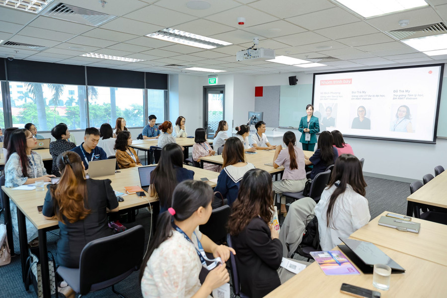 Các đại biểu chăm chú lắng nghe những chia sẻ từ các diễn giả. (Hình: RMIT). antoanhocduong-1.jpg