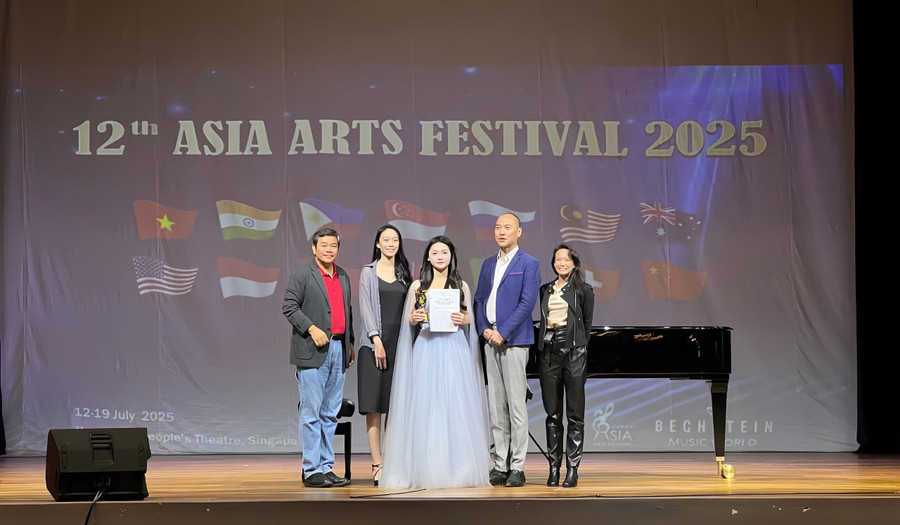 Nguyễn Thanh Chúc chia vui cùng người thân khi giành Cúp Vàng tại Liên hoan nghệ thuật châu Á - Asia Artist Festival 2025. thanhtrucjpg1.jpg