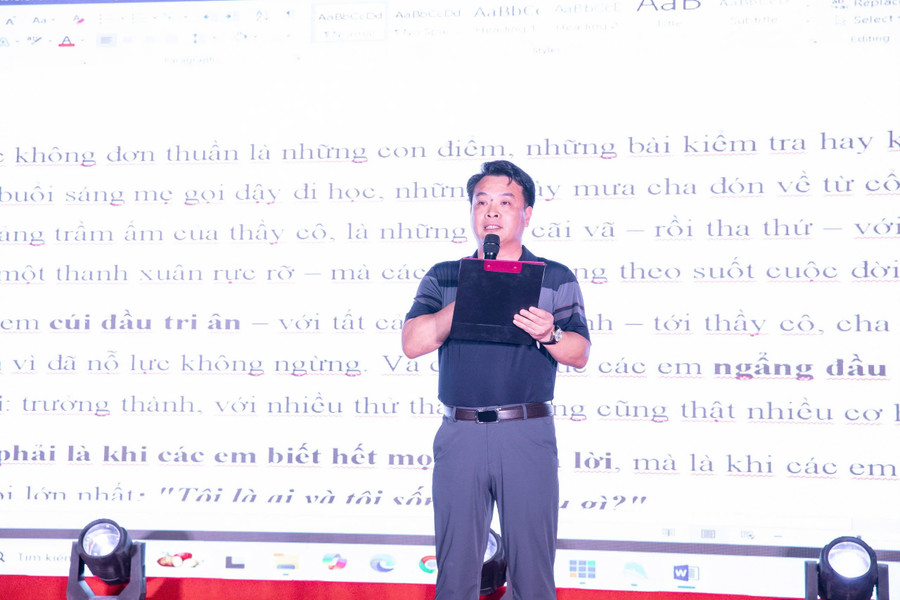 Thầy Phạm Bạch Dương - Hiệu trưởng Trường THPT Nguyễn Trường Thúy (Nam Định). hoctro.jpg