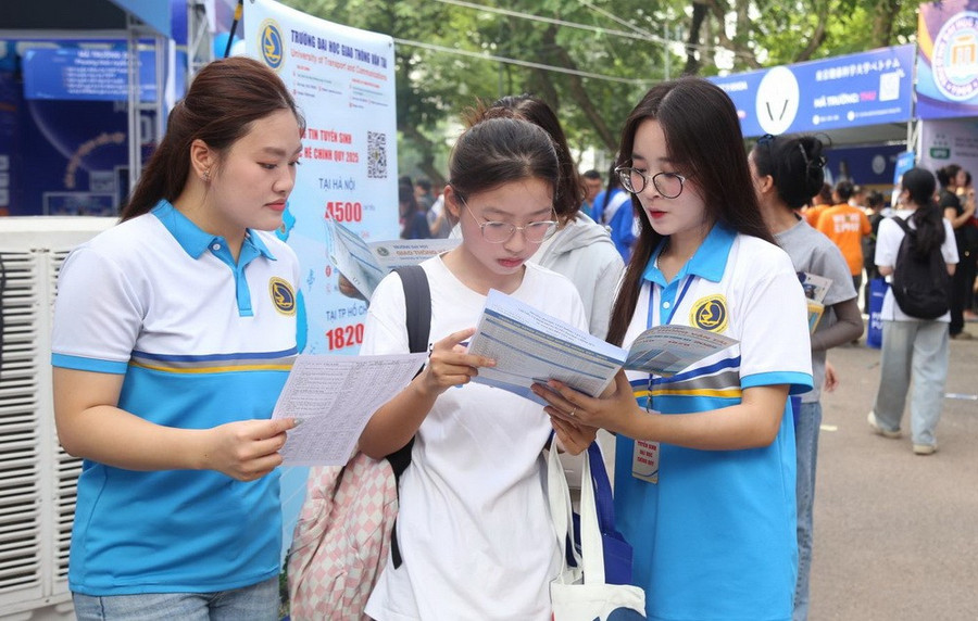 Sinh viên Trường ĐH Giao thông vận tải tư vấn tuyển sinh cho thí sinh.