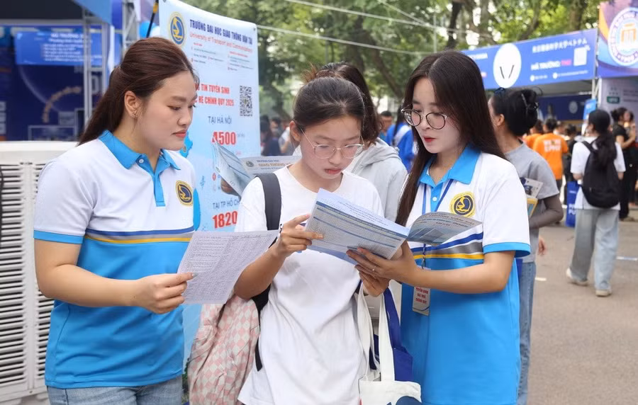 Sinh viên Trường ĐH Giao thông vận tải tư vấn tuyển sinh cho thí sinh.