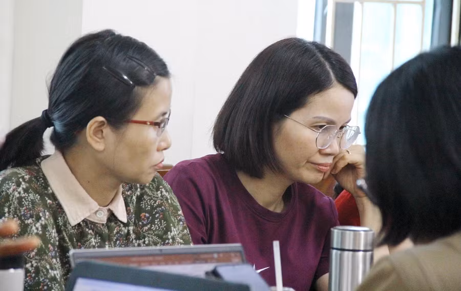 Giáo viên chăm chú thực hành thiết kế bài giảng dưới sự trợ giúp của AI và hướng dẫn của PGS.TS Nguyễn Kim Chung.