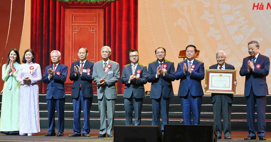 Tổng Bí thư Tô Lâm trao tặng Huân chương Hồ Chí Minh cho đội ngũ những người làm báo cách mạng Việt Nam. baochijpg2.jpg