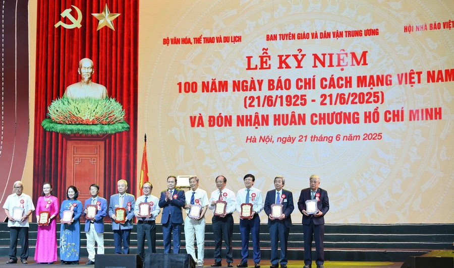 Chủ tịch Quốc hội Trần Thanh Mẫn trao biểu trưng cho các nhà báo lão thành. baochijpg4.jpg
