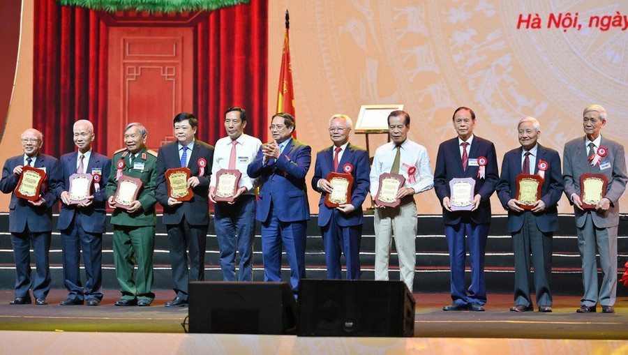 Thủ tướng Phạm Minh Chính trao biểu trưng cho các nhà báo lão thành. baochijpg3.jpg