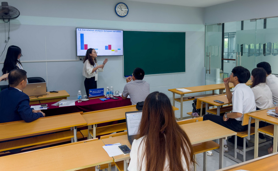 Sinh viên chia sẻ kết quả nghiên cứu tại phiên thảo luận trong khuôn khổ của hội thảo.