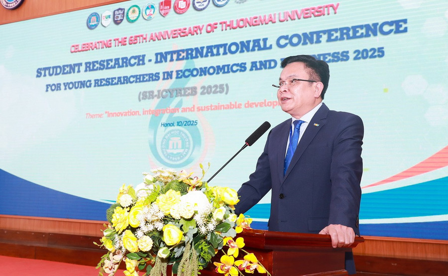PGS.TS Nguyễn Hoàng – Hiệu trưởng Trường ĐH Thương mại phát biểu khai mạc. khoahoc-5.jpg