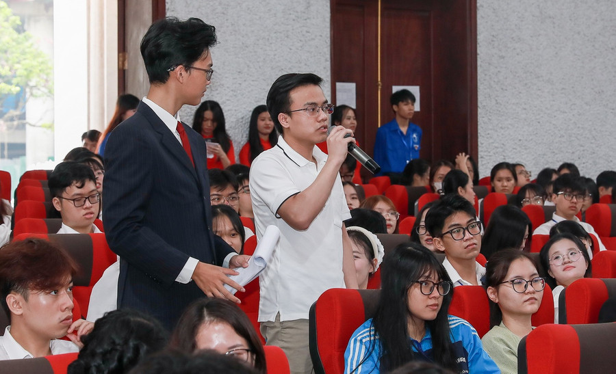 Sinh viên đặt câu hỏi với chuyên gia, nhà khoa học. khoahoc-4.jpg