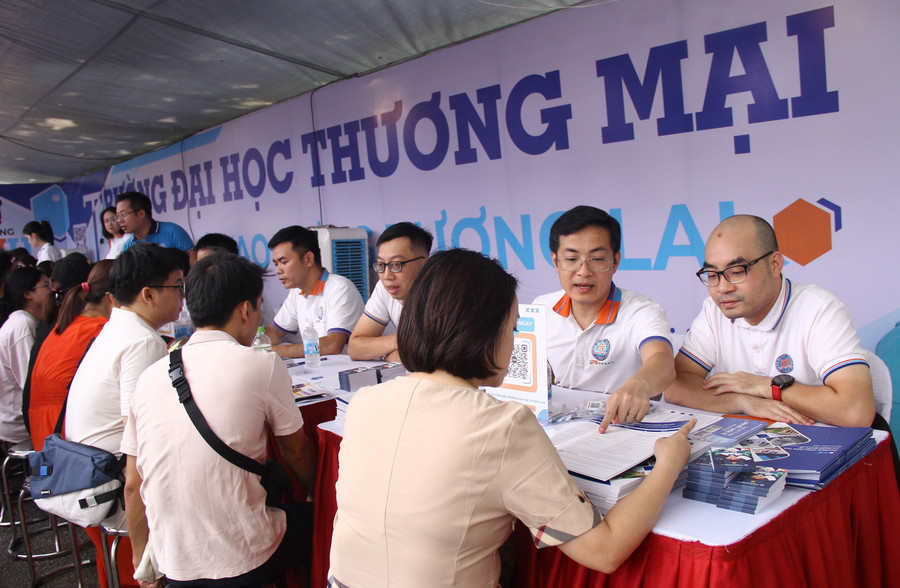 Phụ huynh, thí sinh được tư vấn về các ngành, chương trình đào tạo tại Trường ĐH Thương mại. img-1730.jpg