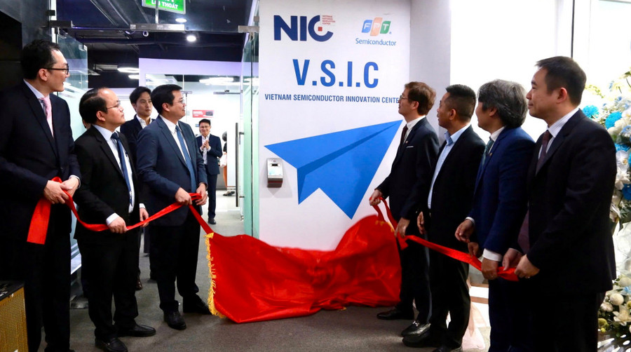 Các đại biểu cắt băng khai trương khai trương Trung tâm Ươm tạo và phát triển bán dẫn (VSIC) và Không gian ươm tạo Startup về bán dẫn FPT-ALCHIP.