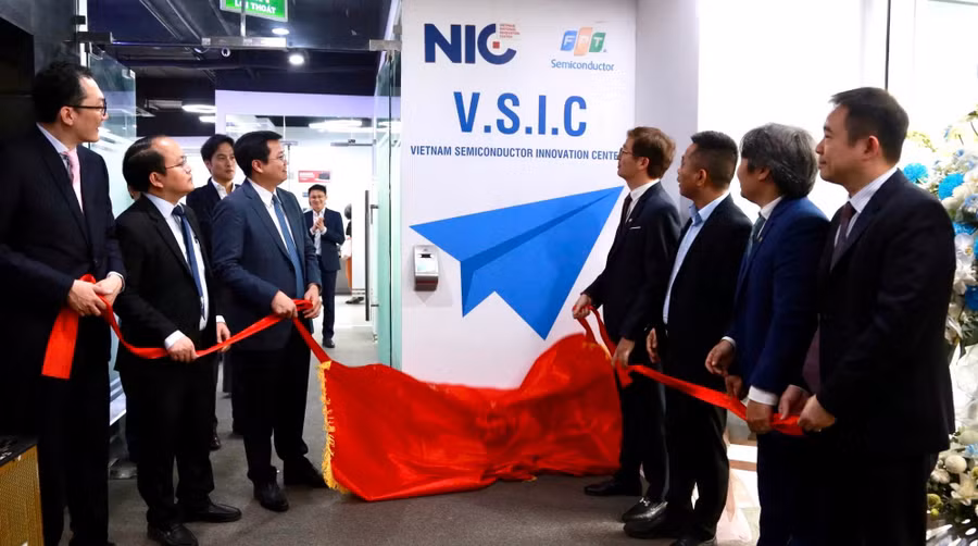 Các đại biểu cắt băng khai trương khai trương Trung tâm Ươm tạo và phát triển bán dẫn (VSIC) và Không gian ươm tạo Startup về bán dẫn FPT-ALCHIP.
