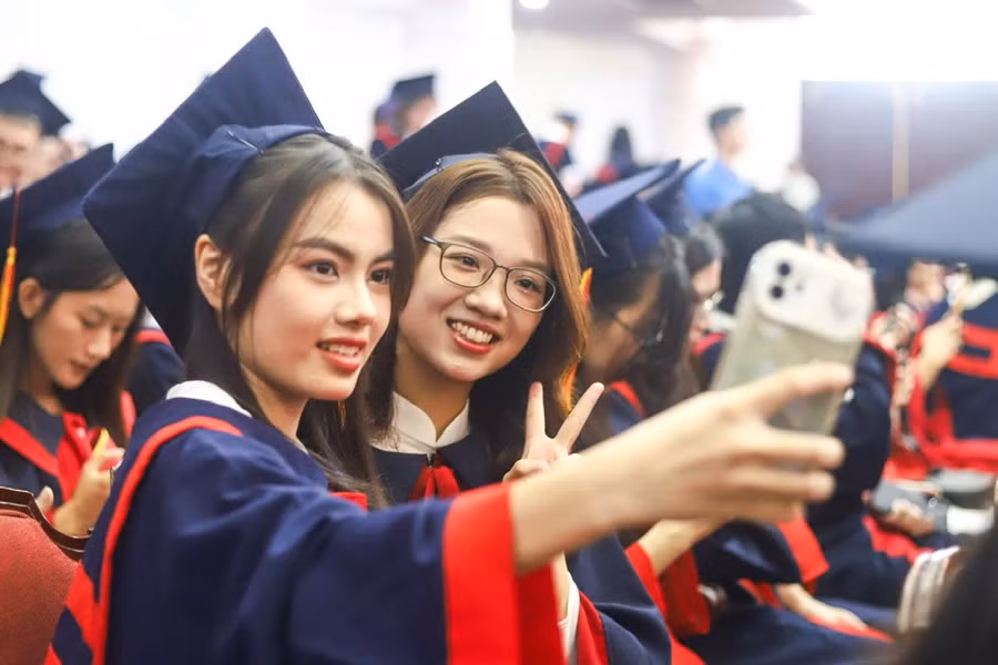 Sinh viên Trường Đại học Y Dược (ĐH Quốc gia Hà Nội) trong ngày nhận bằng tốt nghiệp.