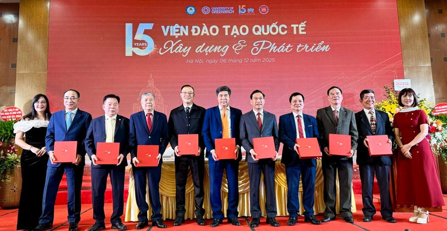 Tri ân các thế hệ lãnh đạo Học viện Tài chính và Viện đào tạo Quốc tế.