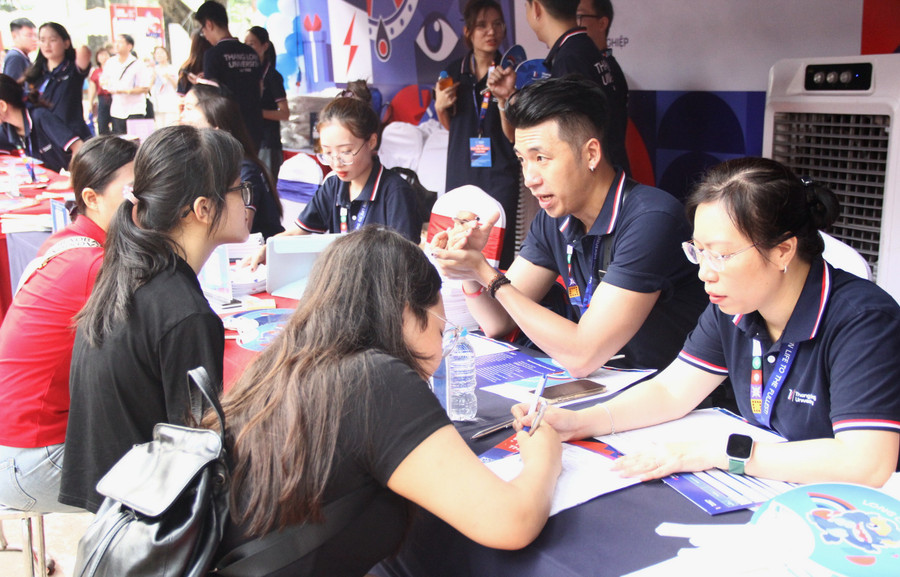 Cán bộ, giảng viên Trường ĐH Thăng Long tư vấn lựa chọn ngành, trường học cho thí sinh, phụ huynh. img-1703.jpg