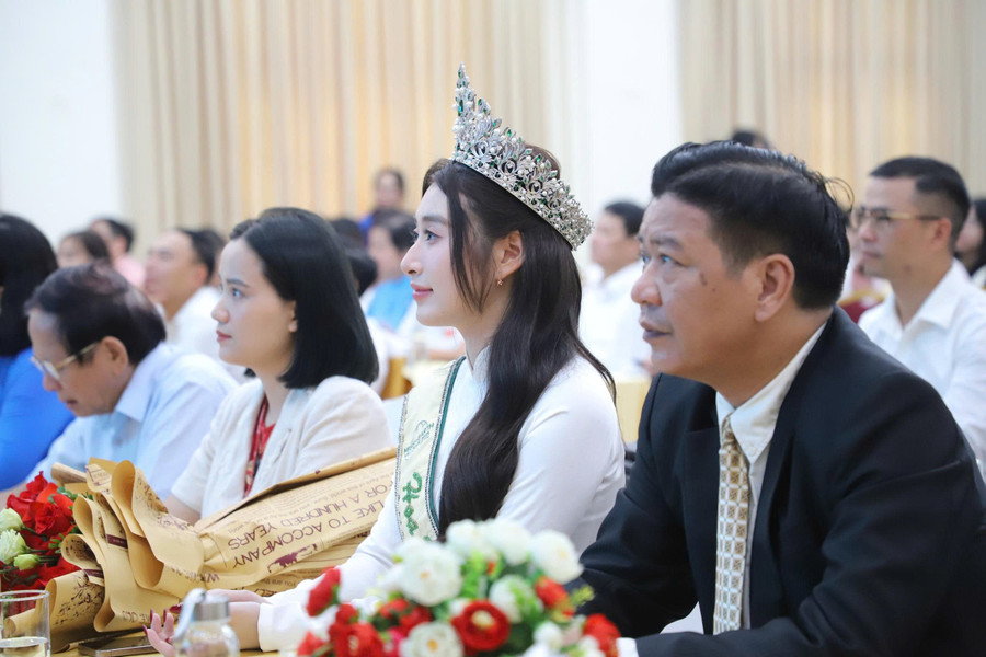 Hoa hậu Trái đất Việt Nam Ngô Thị Trâm Anh hiện là sinh viên Học viện Phụ nữ Việt Nam dự Lễ Khai giảng hoahau.jpg