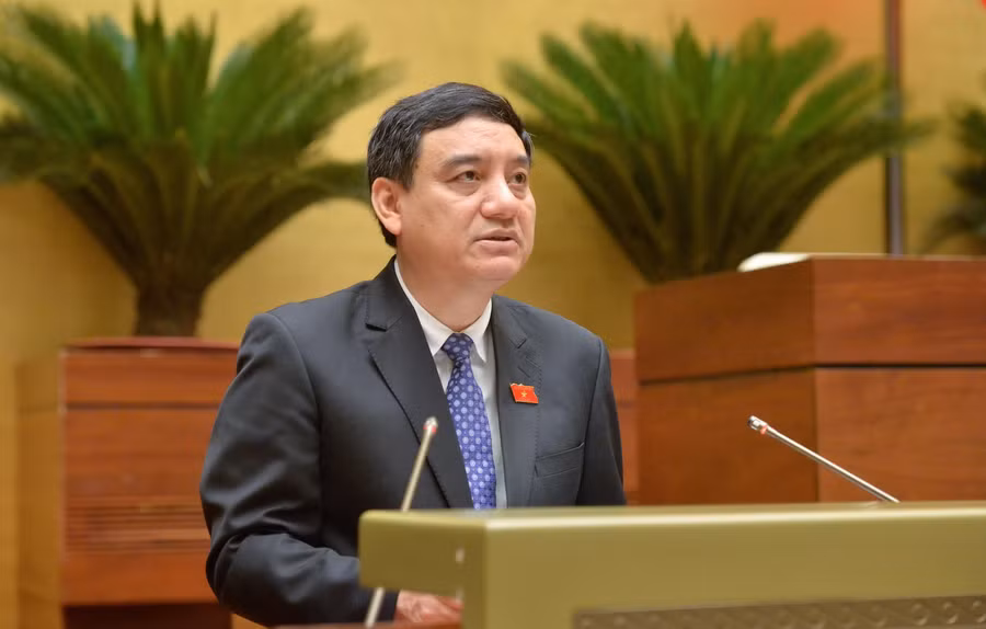 Ông Nguyễn Đắc Vinh - Chủ nhiệm Ủy ban Văn hóa và Xã hội của Quốc hội trình bày báo cáo thẩm tra dự thảo Nghị quyết của Quốc hội về phổ cập giáo dục mầm non cho trẻ em mẫu giáo từ 3 đến 5 tuổi.