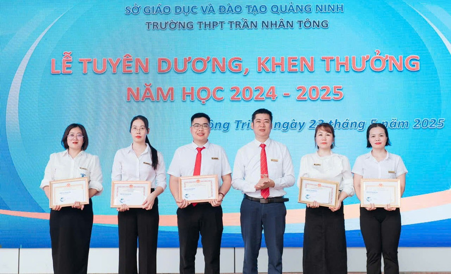 Ông Đặng Quốc An tuyên dương khen thưởng giáo viên Trường THCS Quỳnh Phương (Nghệ An) dangquocan.jpg