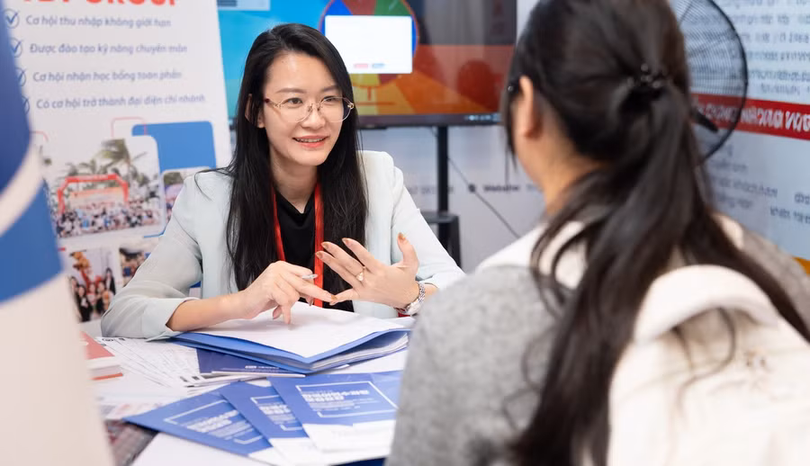 Sinh viên Trường ĐH Thăng Long trực tiếp tiếp cận với doanh nghiệp để tìm kiếm cơ hội việc làm.