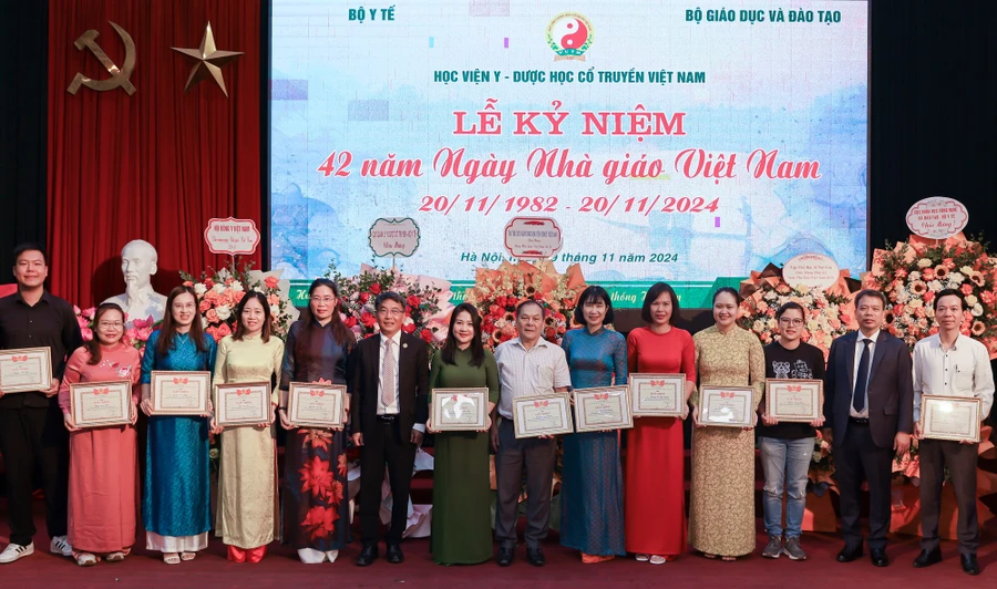 Nhân dịp này, nhiều cán bộ, giảng viên Học viện Y - Dược học cổ truyền Việt Nam được vinh danh, khen thưởng.