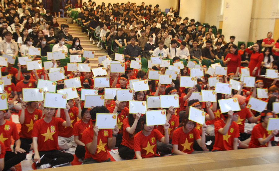 Sinh viên hào hứng và sôi nổi trả lời các câu hỏi. img-9769.jpg