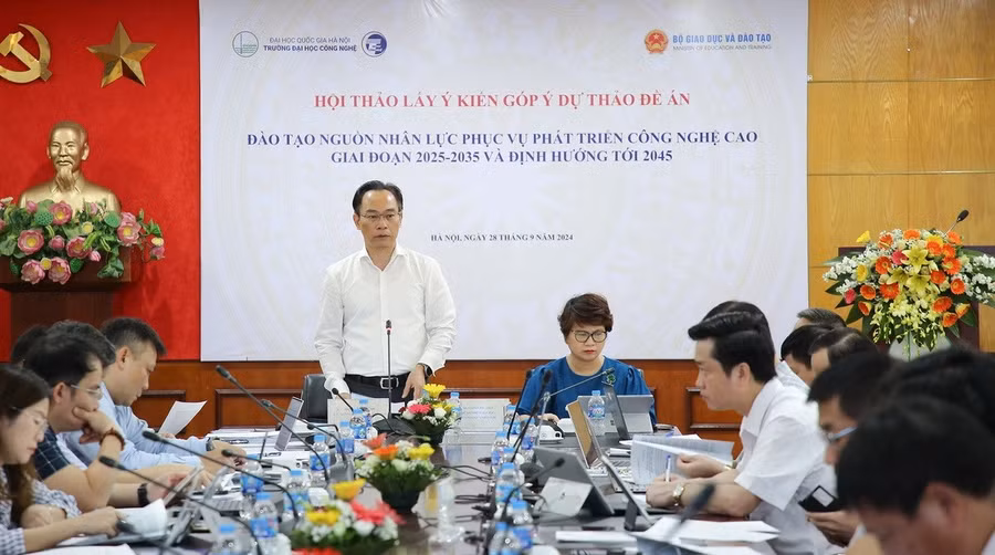 Thứ trưởng Bộ Giáo dục và Đào tạo Hoàng Minh Sơn chủ trì hội thảo.